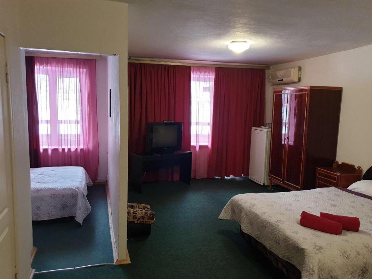 Mini Hotel Vesna ドニプロペトロウシク エクステリア 写真