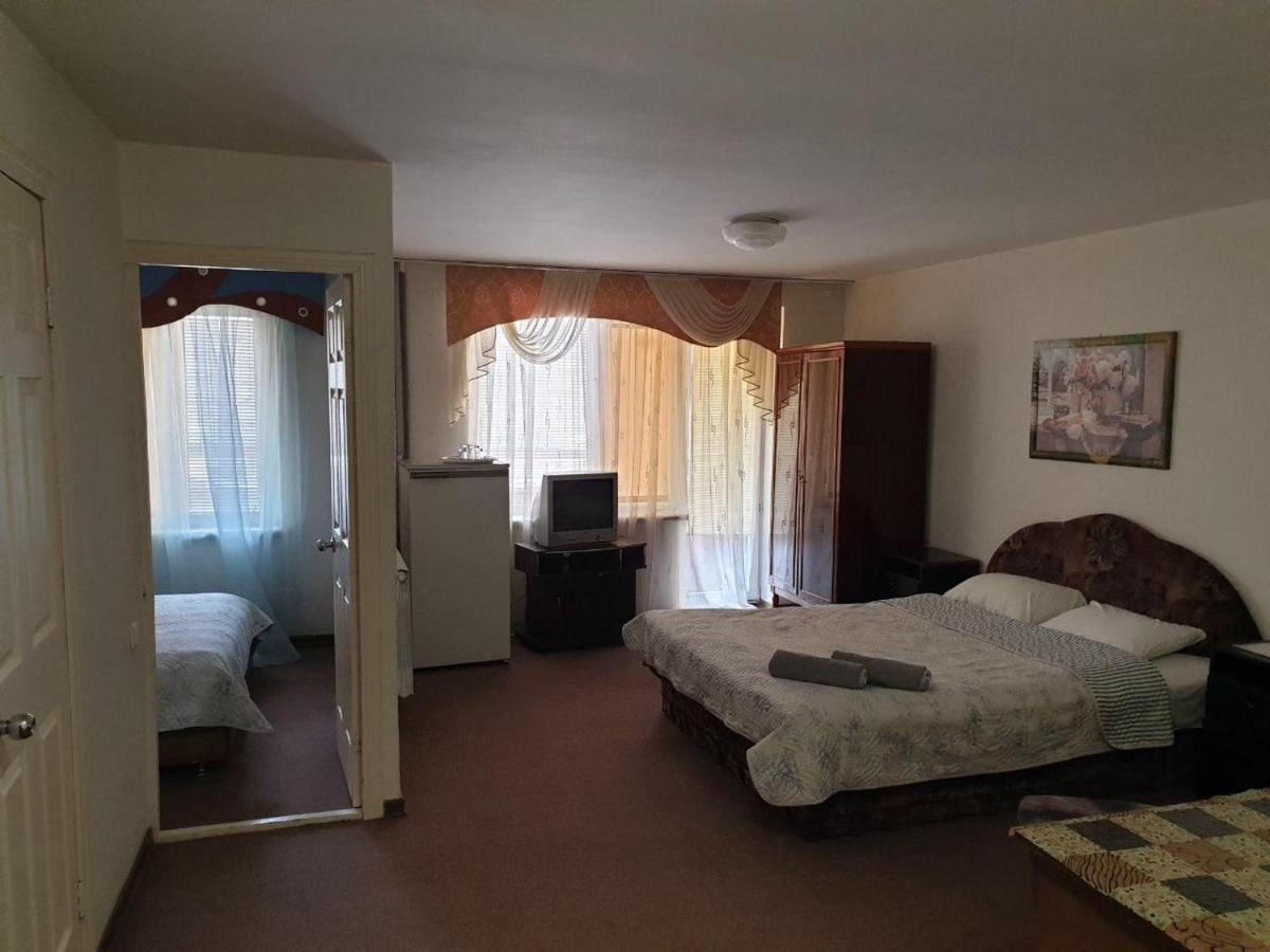 Mini Hotel Vesna ドニプロペトロウシク エクステリア 写真